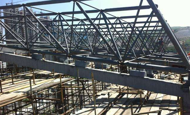 泸州简述网架公司的黑色压型钢板的吊装步履